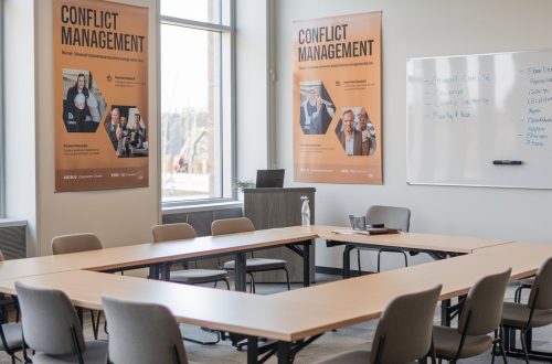 a-photo-of-a-conflict-management-course-room-there-pICQsRYxQimOvgbBRXkHKA-xYThD8SySNSpHNNzkzHhPg